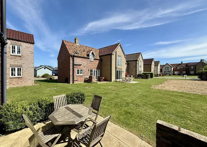 Ocean Breeze - Part Of The The Bay Village With Pool, Gym And Direct Access, Pub, Restaurant, Tennis And Meadows Walks *