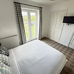 Ocean Breeze - Part Of The The Bay Village With Pool, Gym And Direct Access, Pub, Restaurant, Tennis And Meadows Walks * Filey