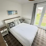 Ocean Breeze - Part Of The The Bay Village With Pool, Gym And Direct Access, Pub, Restaurant, Tennis And Meadows Walks *