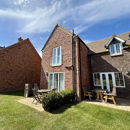 Ocean Breeze - Part Of The The Bay Village With Pool, Gym And Direct Access, Pub, Restaurant, Tennis And Meadows Walks * Filey