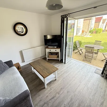 Ocean Breeze - Part Of The The Bay Village With Pool, Gym And Direct Access, Pub, Restaurant, Tennis And Meadows Walks Filey