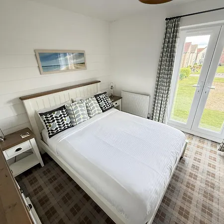 Ocean Breeze - Part Of The The Bay Village With Pool, Gym And Direct Access, Pub, Restaurant, Tennis And Meadows Walks *