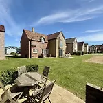 Ocean Breeze - Part Of The The Bay Village With Pool, Gym And Direct Access, Pub, Restaurant, Tennis And Meadows Walks *